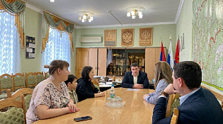 В администрации города состоялось вручение жилищных сертификатов молодым семьям